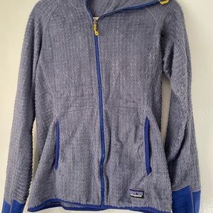 Patagonia zipup. Size S but could fit a M. Perfect for layering. Great condition